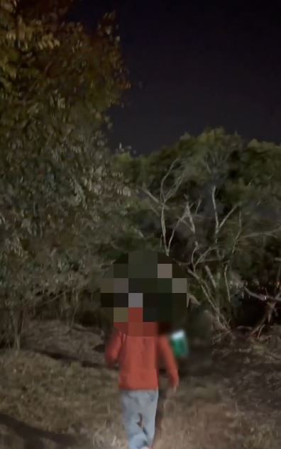 外送員送餐大肚山區，卻被導航引導到偏僻的墓園受困，嚇得報警求援。(圖／翻攝畫面)