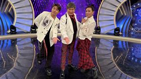 歐漢聲(左起)、胡瓜、陳亞蘭。胡瓜破天荒獻唱客家版〈身騎白馬〉。（圖／華視提供）