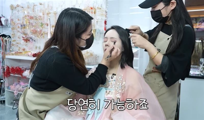 韓佳人表示，由於膚色偏深，過去她較少在臉上使用過多色彩，因此對這次嘗試網紅妝充滿期待。（圖／翻攝自자유부인 한가인 YT）