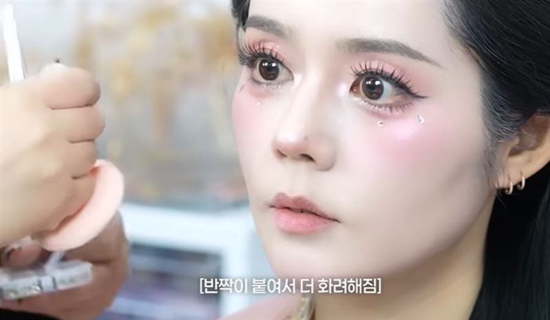 化妝過程中，韓佳人不時與店員互動，展現親民態度。（圖／翻攝自자유부인 한가인 YT）