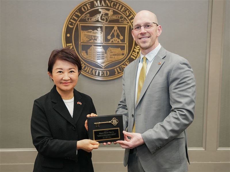 曼徹斯特市長 Jay P. Ruais致贈「市鑰」給台中市長盧秀燕,見證兩市締交37年的深厚情誼。(圖/台中市政府提供)