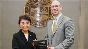 盧秀燕，飛抵波士頓，訪問姐妹市，曼徹斯特市長，贈「市鑰」（圖／台中市政府提供）