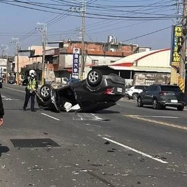 男子疑疲勞駕駛擦撞路邊車輛後翻覆。(圖/翻攝自臉書社團 埤頭人大小事)