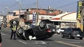 男子疑疲勞駕駛擦撞路邊車輛後翻覆。（圖／翻攝自臉書社團 埤頭人大小事）