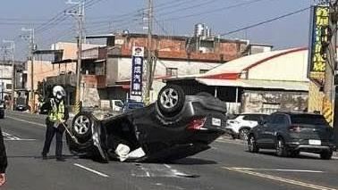 剛下班疲勞駕駛⋯彰化男猛撞2車四輪朝天