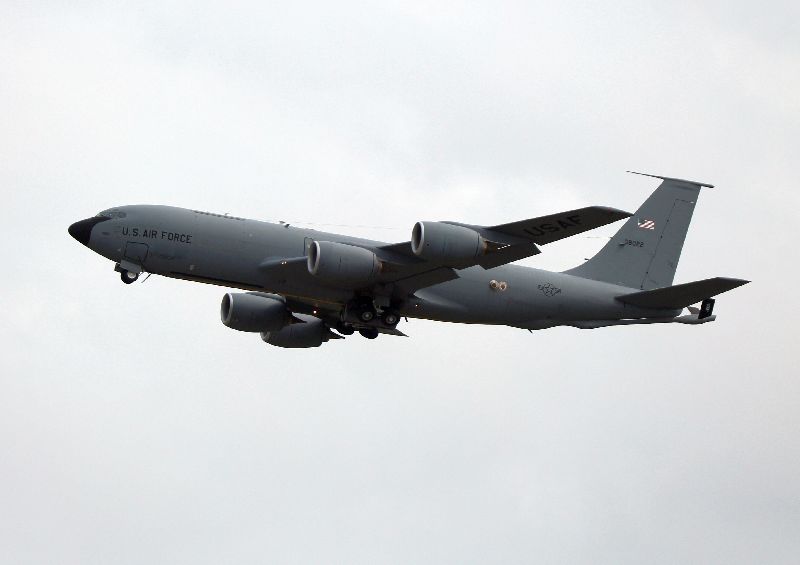 美軍一架空中加油機12日在伊拉克西部墜毀，美軍中央司令部稱事件並非由敵方或友軍砲火所致。外界猜測可能是為其他飛機空中加油時發生意外所致。圖為2024年沖繩嘉手納基地的同型機