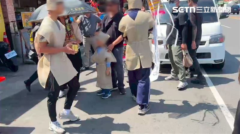 招魂現場場面哀戚，6歲么子懵懂模樣，讓人看了心疼不已。（圖／翻攝畫面）