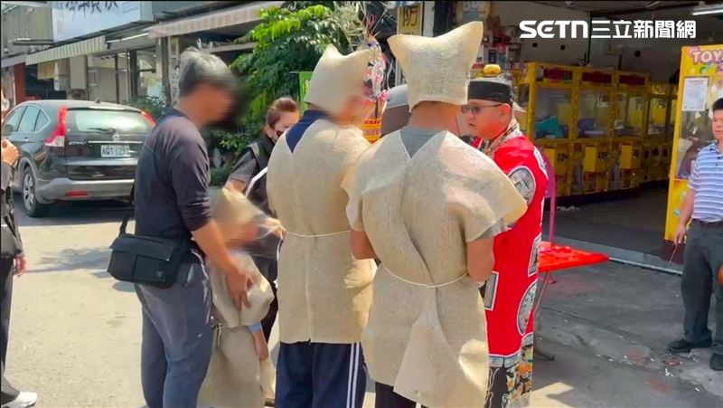 三寶媽13日頭七,丈夫帶著3個兒子重回事發現場招魂。(圖/翻攝畫面)