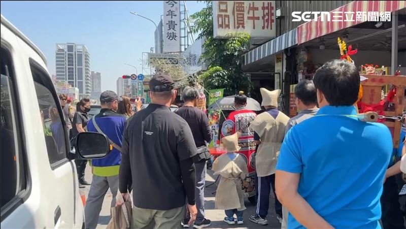 李女丈夫與3子重回事發現場招魂。（圖／翻攝畫面）