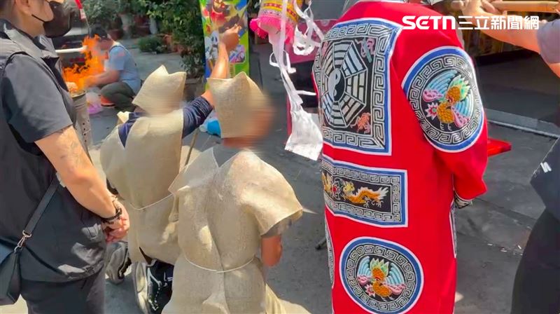 失去媽媽的3子重回車禍現場，在法師帶領下聲聲呼喚請媽媽回家。（圖／翻攝畫面）