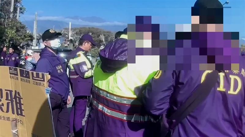 警方派員到場盤查、戒備，避免發生衝突。（圖／翻攝畫面）
