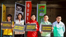 時代力量、台灣基進、台灣綠黨、小民參政歐巴桑聯盟組成的「台灣前進」議員候選人共同召開記者會，批評現行選舉制度與政治獻金規範嚴重脫離現實。（圖／時代力量提供） 