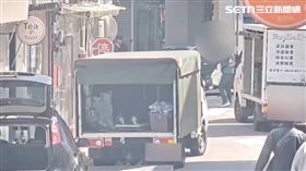 北市蔡男駕駛小貨車在永康街右轉時撞倒張姓老翁。（圖／翻攝畫面）