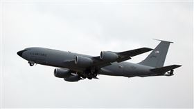 美軍KC-135加油機美軍一架空中加油機12日在伊拉克西部墜毀，美軍中央司令部稱事件並非由敵方或友軍砲火所致。外界猜測可能是為其他飛機空中加油時發生意外所致。圖為2024年沖繩嘉手納基地的同型機。中央社記者陳亦偉攝　115年3月13日