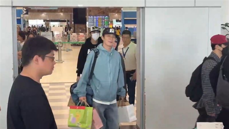 Highlight抵台，向粉絲揮手