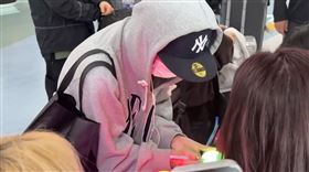 李泳知直接開起「簽名會」。