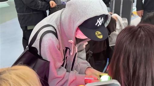 Highlight李泳知來了　穿拖鞋抵台超chill