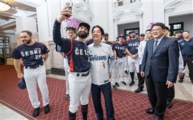 捷克投手薩多利亞2024年來台時摟賴清德自拍（圖／總統府提供）