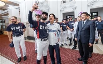 捷克大谷殺手封鎖日本　昔摟賴清德合照曝