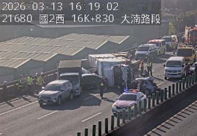 國道2號18公里處今（13日）發生連環撞事故。（圖／翻攝自1968 APP）