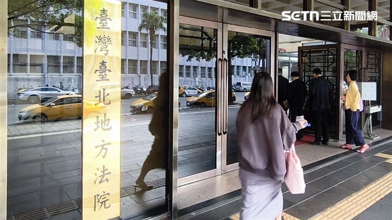 信義控告永慶長期利用「黑心信義還我錢來」議題，影射其為「黑心仲介」，台北地法一審判決，永慶須賠償1000萬元，並在永慶房仲網刊登信義房屋勝訴啟事7天，全案仍可上訴。（圖／記者陳韋帆攝影）