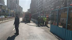 捷運工程施工挖斷瓦斯管線，警方及消防隊獲報到場。（圖／翻攝畫面）