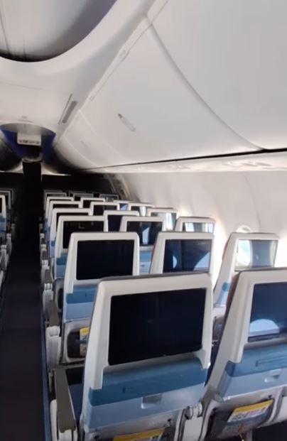 一位旅客訂了8日從拉脫維亞飛杜拜的機票,登機後驚見空無一人。(圖/翻攝自IG)