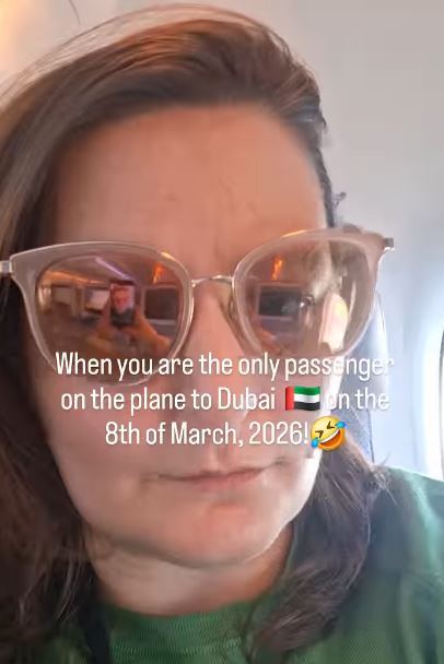 吉拉笑稱,自己是飛機上唯一的乘客。(圖/翻攝自IG)