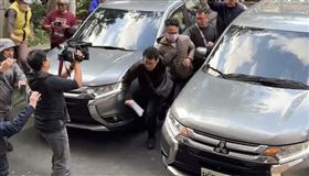 ▲保二總隊員警抓著林男，一邊衝撞推開媒體，一邊狂奔進北檢。（圖／翻攝畫面）