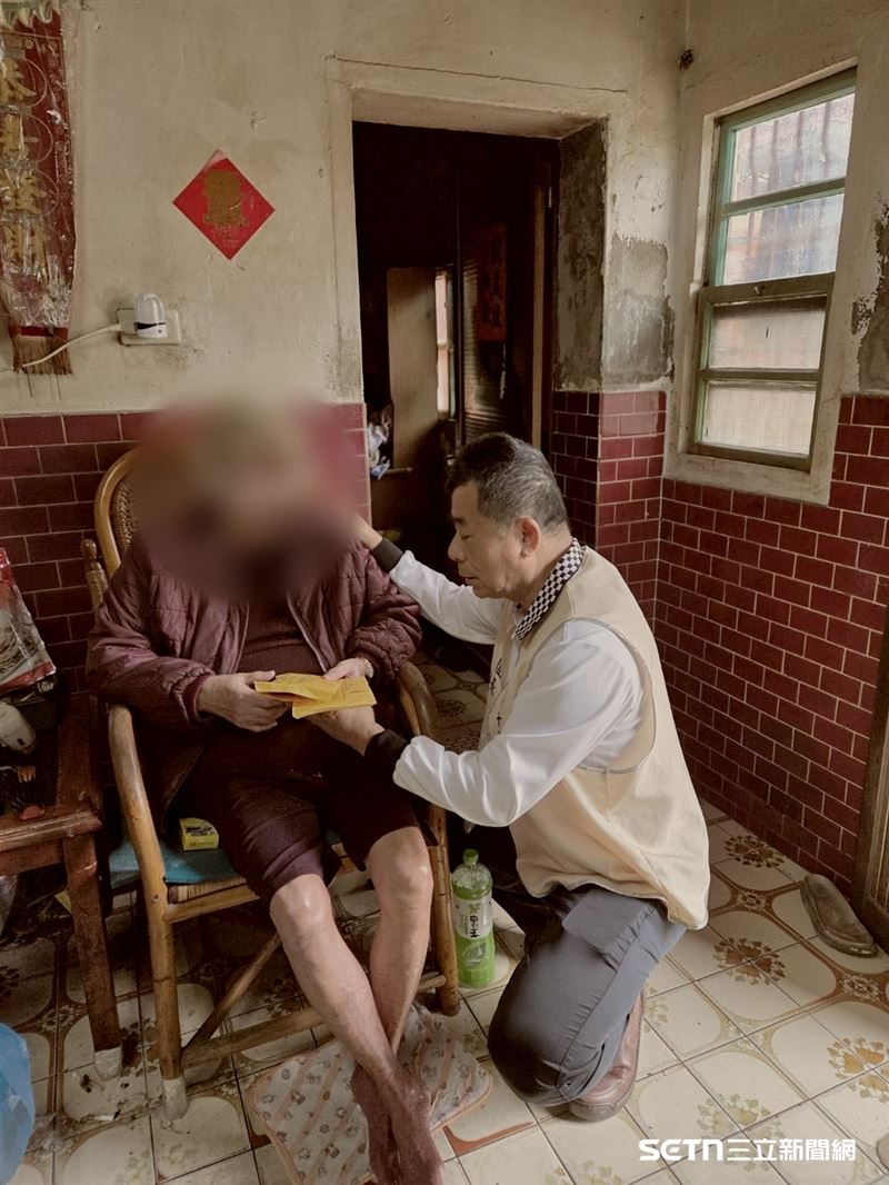 陳永聰說，自己短短一個多月去拜訪阿嬤兩次，沒想到都是傷心事，但為了不讓老人家知道兒子走了，他只能強忍悲痛，以關心的角度和阿嬤聊聊天，提醒她要照顧好身體，但看到老人家仍不時望向門口，等著孩子回家，真的讓人感到非常鼻酸。（圖／受訪者提供）