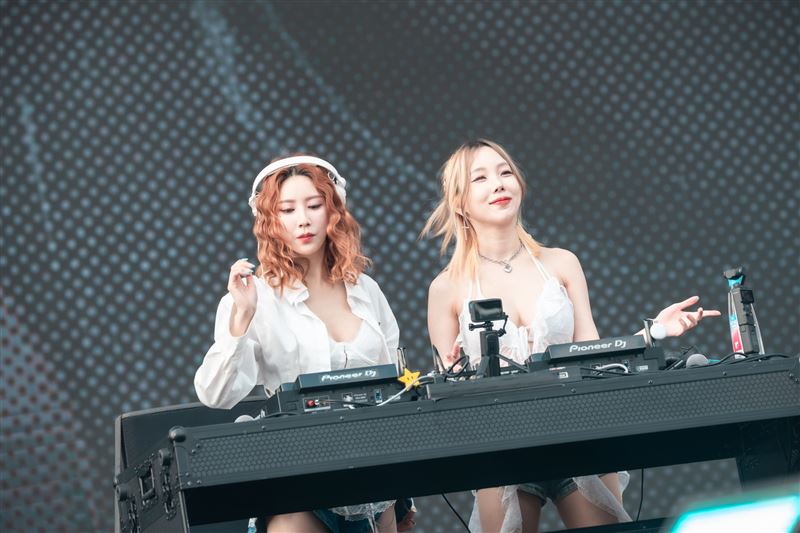 DJ妖嬌攜手韓國知名DJ AQUA開場。（圖／寬寬整合提供）