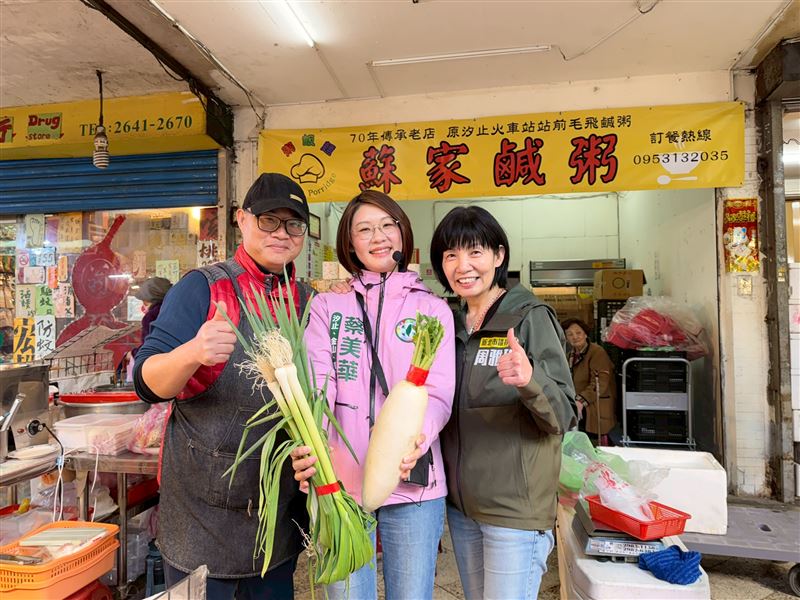 水噹噹協會理事長贈菜頭助陣，盛讚蔡美華：最能託付的即戰力