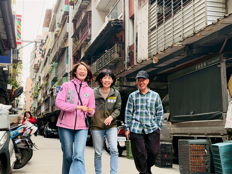 水噹噹協會理事長贈菜頭助陣，盛讚蔡美華：最能託付的即戰力