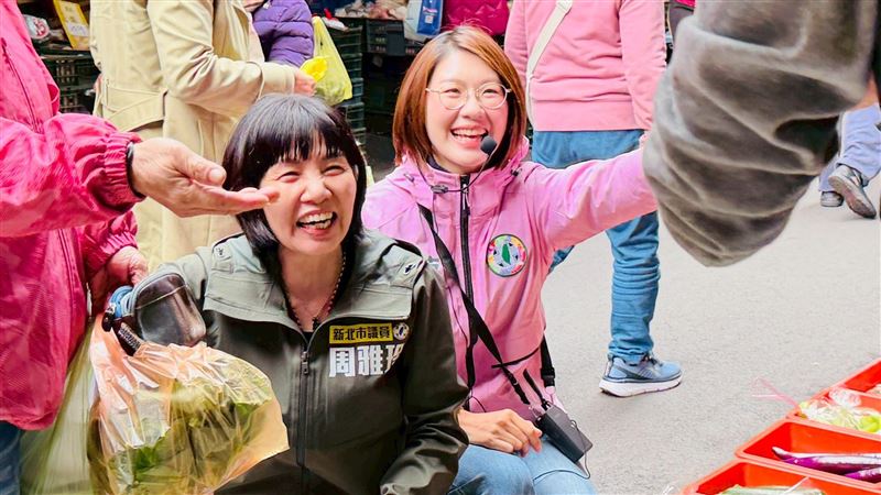 水噹噹協會理事長贈菜頭助陣！