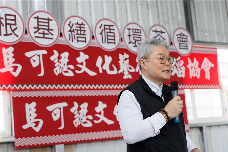 根基營造總經理親赴花蓮光復馬可認文化健康站關懷長者，盼據點重啟後，讓長輩們的生活更加充實。（圖／根基營造提供）