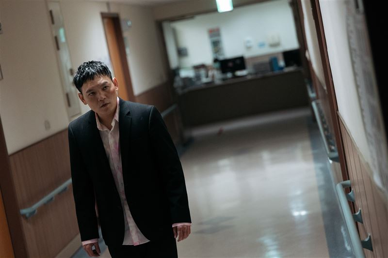 春風在《死亡賭局》中必須層層剝開鄉里間錯綜複雜的關係才能找出真相。(圖/英傑哆影業提供)