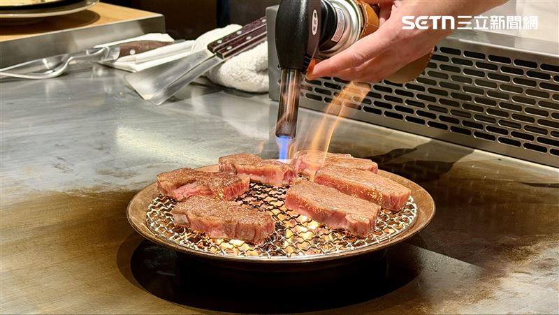 阪前鐵板燒以近距離鐵板燒料理秀、嚴選肉品海鮮搶攻高端客。(圖／記者賴俊佑攝影）