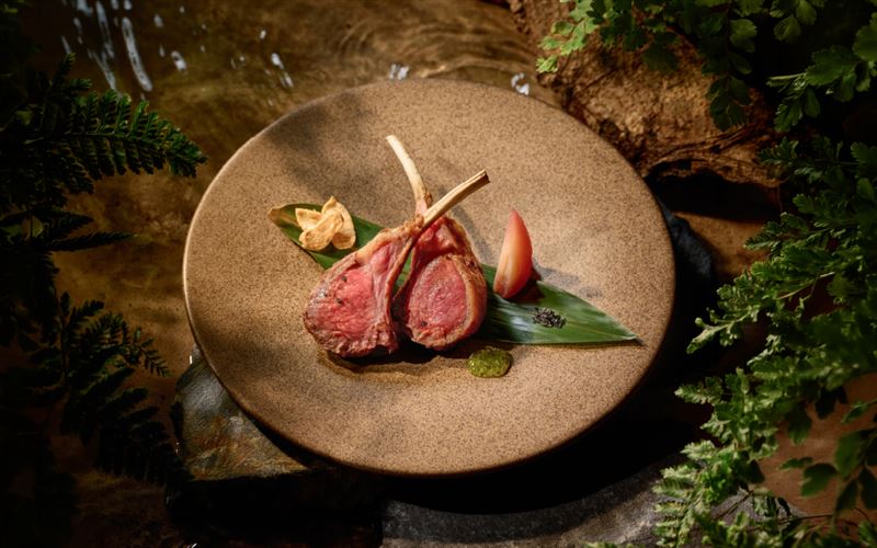 阪前鐵板燒全新推出「LUMINA高地和羊」。(圖／王品集團提供）