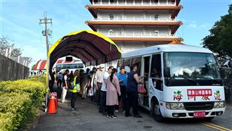 中市5大墓區3/14起免費接駁車陸續上路清明掃墓時節將屆，台中市政府13日公布，3月14日起到4月5日的週末及連續假日期間，陸續在太平、后里、豐原、沙鹿及霧峰等區提供掃墓免費接駁服務。（台中市政府提供）中央社記者郝雪卿傳真  115年3月13日