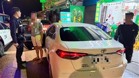 士林警方在宜蘭礁溪攔下柯女及2名車手轎車。（圖／翻攝畫面）