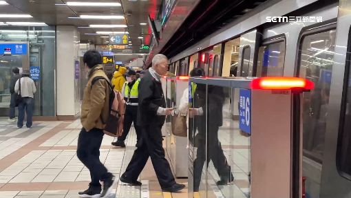 獨／捷運北車有人亮槍？旅客嚇壞急報警