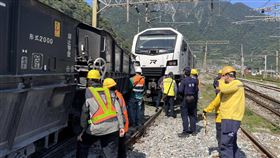 台鐵和仁站調車擦撞致出軌　號誌員打錯路線釀禍台鐵7434次貨物列車、R203柴電機車13日在花蓮和仁站調車作業時，因號誌員打錯路線導致擦撞，幸福水泥2輛自備水泥車出軌，所幸未傳出人員受傷。（讀者提供）中央社記者盧太城花蓮傳真　115年3月13日