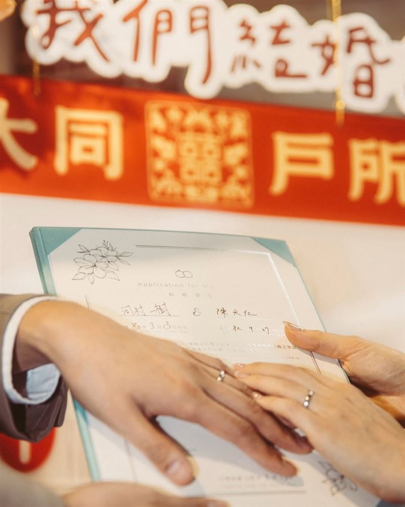 陳天仁透過社群宣布好消息,證實已和日籍YouTuber河村一樹完成結婚登記。(圖/翻攝自IG @tts0og)