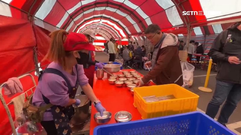 志工盛裝白沙屯拱天宮貼心煮食平安餐，讓等待的信眾暖暖胃