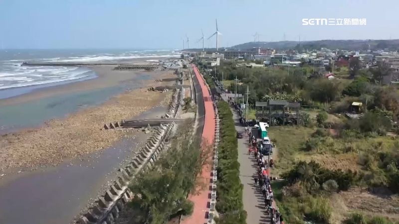 報名人潮沿著防汛道路往外延伸約1公里長