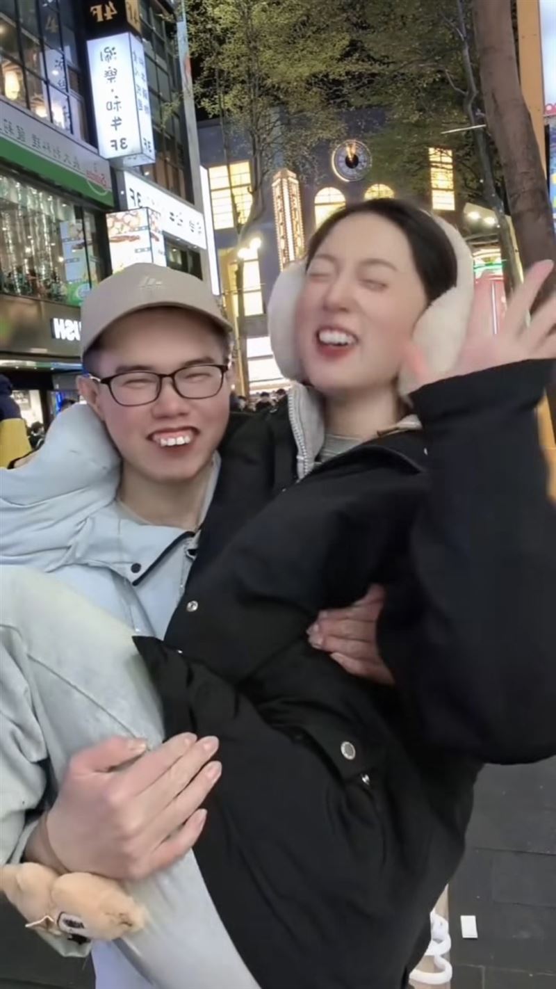 鄧佳華與來心一起在西門町相擁、公主抱,看起來相當甜蜜。(圖/翻攝自鄧佳華Threads)