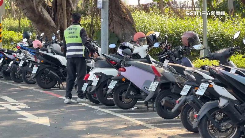 果嶺公園機車停車，收費是比照澄清湖園區內費率