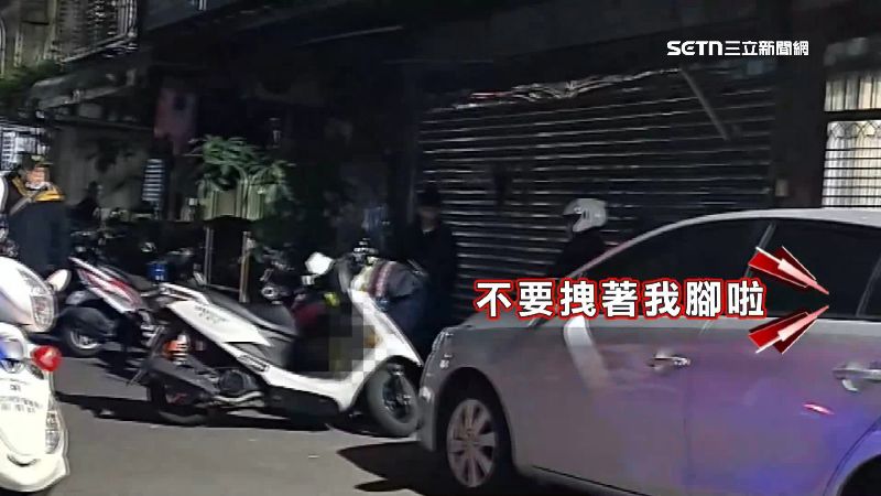 員警將余姓男子壓制在地