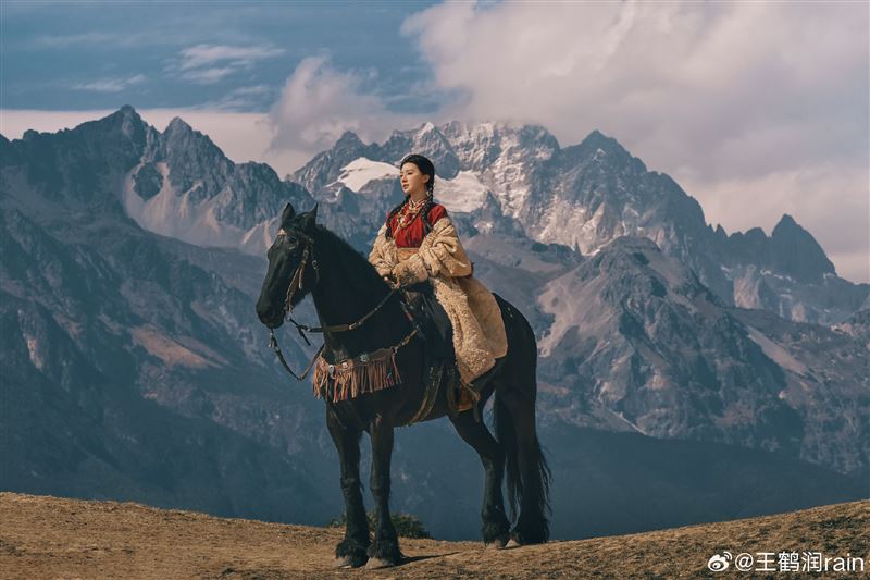 眼尖網友發現,事發當下王鶴潤確實人在西藏,而留言的帳號IP卻在上海。(圖/翻攝自微博)
