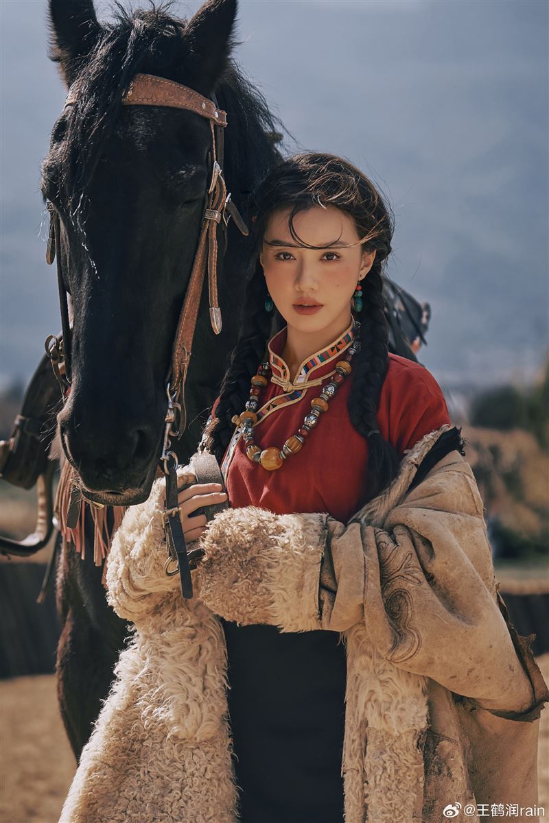 眼尖網友發現,事發當下王鶴潤確實人在西藏,而留言的帳號IP卻在上海。(圖/翻攝自微博)